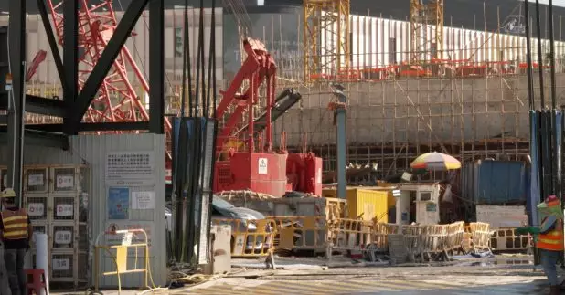 勞工及福利局局長孫玉菡出席本台節目時表示，已開始推展修例規定所有地盤禁煙，包括大維修工程，當局亦不打算容許在地盤內設置吸煙區。