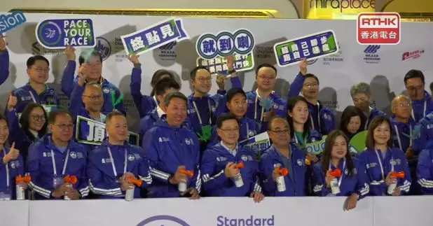 香港馬拉松今日舉行，行政長官李家超上午6時為全馬賽事開步擔任主禮嘉賓。賽事於尖沙咀彌敦道起步，跑手會經西隧過海，以港島維園為終點，全程約42公里。（陳韋丞攝）