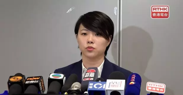 警方說被捕兩名男子涉嫌與昨日在屯門有車輛和單車起火的案件有關。（施華駿攝）