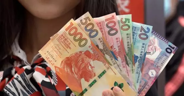 三間發鈔銀行，包括滙豐、中銀香港及渣打，今日起至本月16日提供新鈔及「迎新鈔」兌換服務。