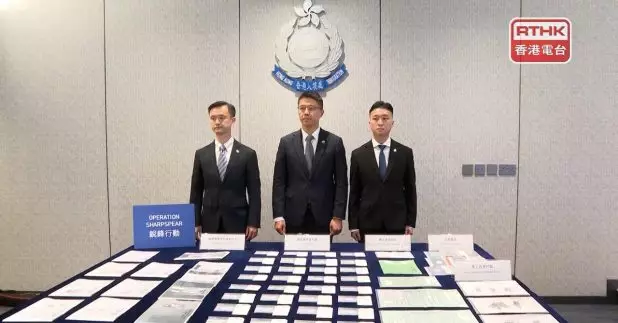 入境處聯同內地執法部門，搗破一個跨境偽證黑工集團，拘捕119人，包括集團主腦及骨幹成員、多名懷疑非法勞工及涉嫌聘用這批人的僱主，行動中亦檢獲一批偽造香港身份證。