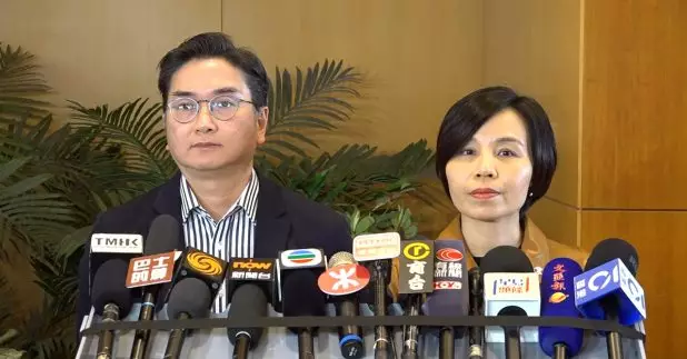 港鐵公司副總監李婉玲見傳媒，交代今早港島綫事故。（郭志強攝）