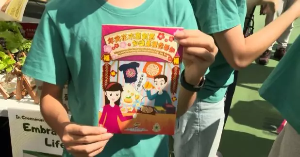 年宵市場開鑼，海關向檔主呼籲不要違法售賣侵權物。（黃裕璋攝）