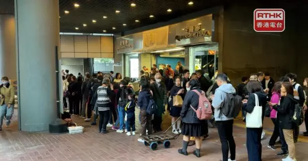 事故影響市民返工返學，當局表示非常關注，要求港鐵一個月內提交調查報告。