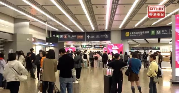 在高鐵香港西九龍站，早上有不少內地旅客抵港。