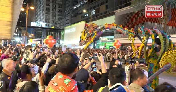 廣東道兩旁迫滿觀賞花車巡遊的市民及遊客。(鍾家銘攝)