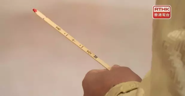 劉業強按傳統為香港求籤，求得第二十二中籤，籤文內容為「刻木之夫不可親，當於善惡上觀人，但凡見利莫忘義，須向仁中慮不仁」。