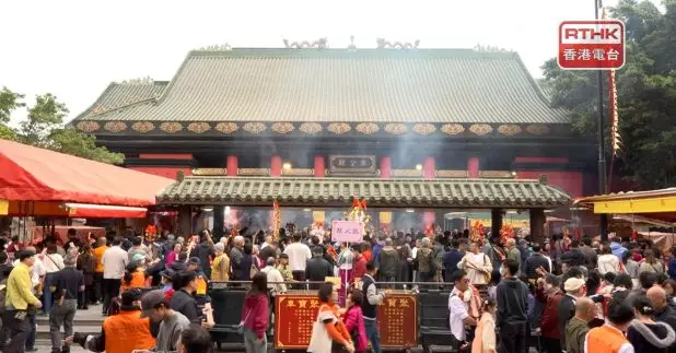 大年初二車公誕，有市民到沙田車公廟參拜，祈求新一年身體健康，小朋友學業進步。（陳感恩攝）