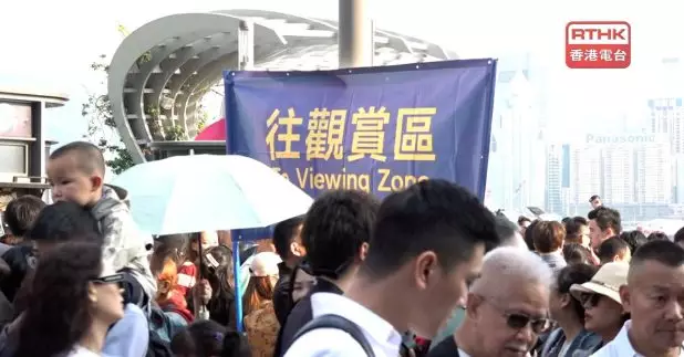 不少市民及旅客，一早到尖沙咀海旁「霸位」，現場人頭湧湧。