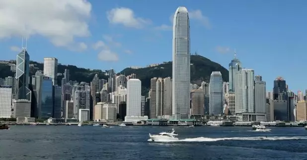 財政司司長陳茂波在新一份財政預算案指出，政府預計綜合帳目錄得29億元盈餘。