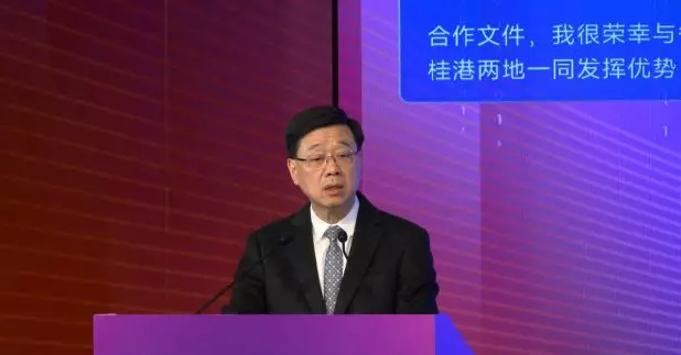 行政長官李家超表示，今年是國家「十五五」規劃開局之年，特區政府的十五個政策局都成立預備小組，為對接國家「十五五」規劃作準備工作。（政府新聞處片段截圖）
