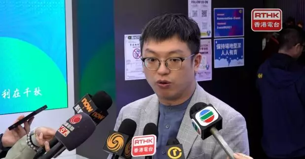 長者兩元乘車「兩元兩折」4月實施，何啟明稱會適時宣傳，交代生效日期。（林紹鋒攝）