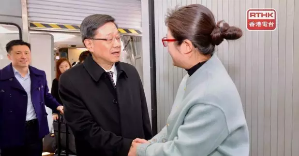 行政長官李家超抵達北京，準備列席星期四舉行的第十四屆全國人民代表大會第四次會議的開幕會。（陳韋丞攝）