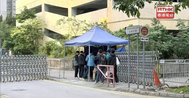 早上8時許陸續有工人抵達宏福苑工作。