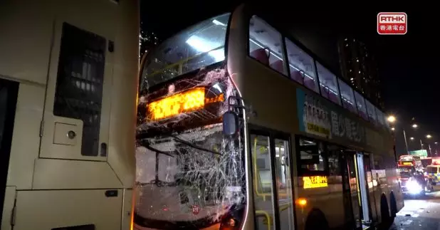 元朗公路四車相撞，涉及兩輛巴士、一輛輕型貨車及一輛私家車。（孔令輝攝）