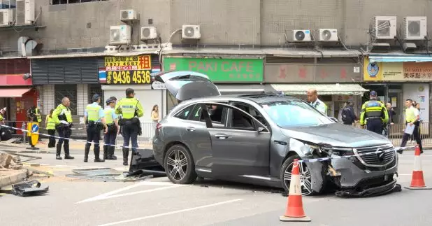 九龍灣發生交通意外，一輛私家車失控剷上行人路，9人受傷，當中由私家車拋出車外的75歲女乘客傷勢較重。