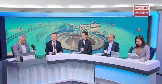 陳仲尼（左二），認為「智慧在民間」，可以透過廣泛諮詢聽取銀行及保險業界等意見