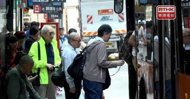 政府公布在下月3日起，長者及合資格殘疾人士公共交通票價優惠計劃，即二元優惠計劃，由二元劃一收費，調整為「兩蚊兩折」。