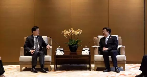 正在海南的行政長官李家超，和海南省委書記馮飛會面。（政府新聞處圖片）