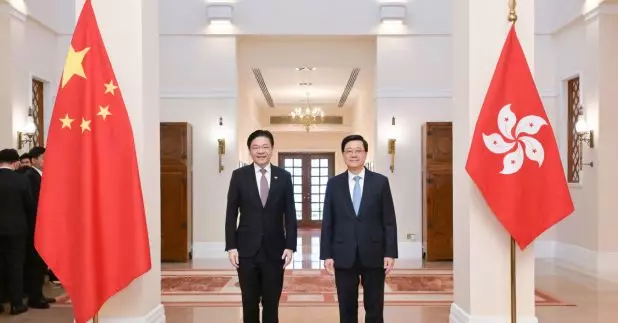 李家超（右）在禮賓府與訪港的新加坡總理兼財政部長黃循財會面。（政府新聞處）