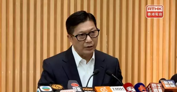 鄧炳強說，宏福苑居民上樓需要登記及核實身份，現場設有聯合指揮中心協調。（廖漢榮攝）