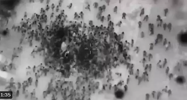 以軍發放片段，展示加沙北部人群向救援物資車輛蜂擁而至的情況。(twitter 影片截圖)