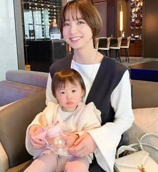 篠田之前不時分享與女兒的照片。