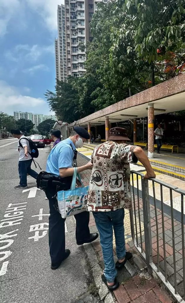 警員在牛頭角下邨附近發現老翁獨自徘徊。