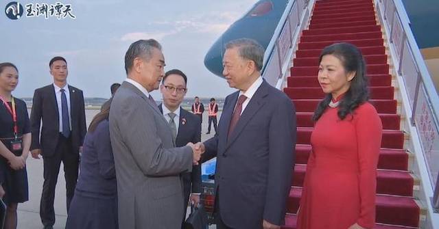 Chinese Foreign Minister welcomes Vietnamese President at the airport