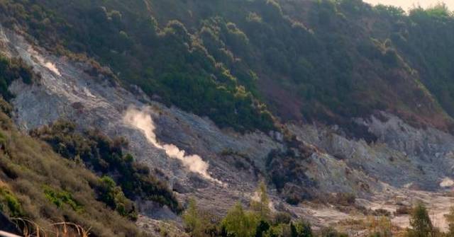 イタリア南部のナポリ近郊でさらに破壊的な地震の脅威が残る