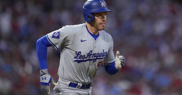Emotional Freddie Freeman gets hug from Bryce Harper in return to ...