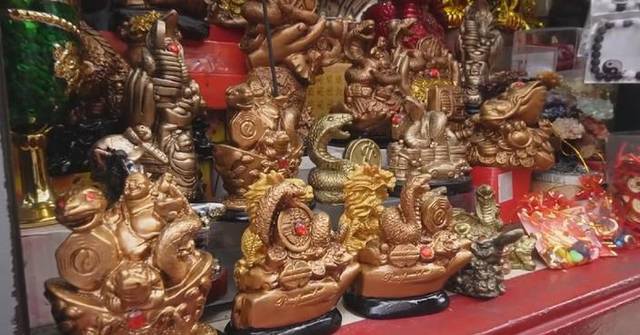 Snake elements, traditional decorations highlight Chinatown in Peru
