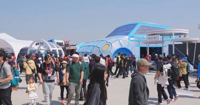 F1 Chinese Grand Prix draws 220,000 spectators