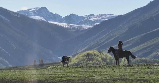 Tourists flock to Xinjiang scenic spot for unique photography experiences Tourists flock to Xinjiang scenic spot for unique photography experiences