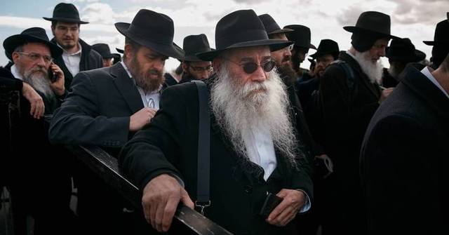 Holiest Rabbi Photos of Hasidic Jewish rabbis praying at resting place of 'the Rebbe ...
