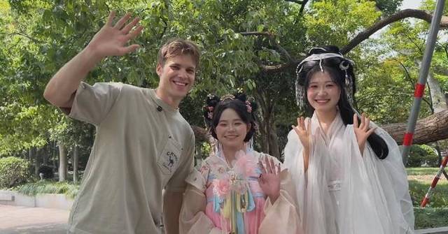 Russian young man experiences Chinese heritage in Duanwu Festival