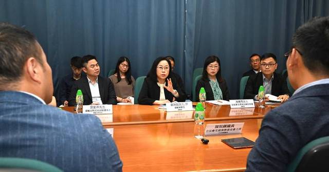 Transport Commissioner Reviews Traffic Incident Management at Tsing Ma Control Area