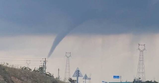 Waterspout spotted off coast of Hainan