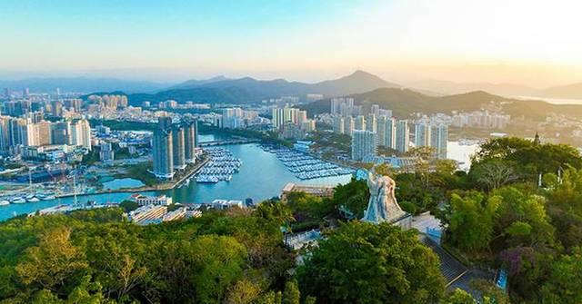 Mountains-and-Sea in Harmony: Discover Romance in Sanya