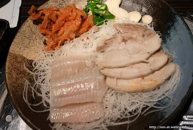 南韓人一般會以一碟蒸豬肉、泡菜和洪魚刺身一齊使用。