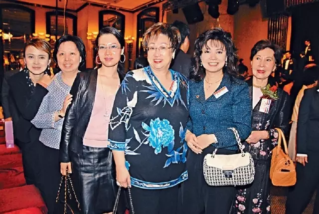 樂蓓曾與陳細潔(左一)及(右起)唐尤淑圻、劉陳小寶和龐盧淑燕出席仁濟醫院活動