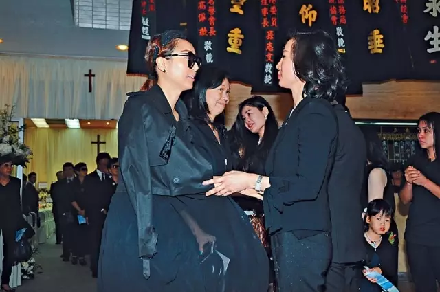林烱偉出殯當日,鄭秀文到場致哀,並在儀式後安慰樂蓓
