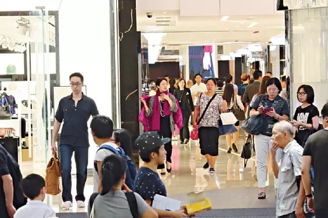 買完飾物,怕凍嘅佢披番羽絨繼續行商場,戰利品交由傭人拎住