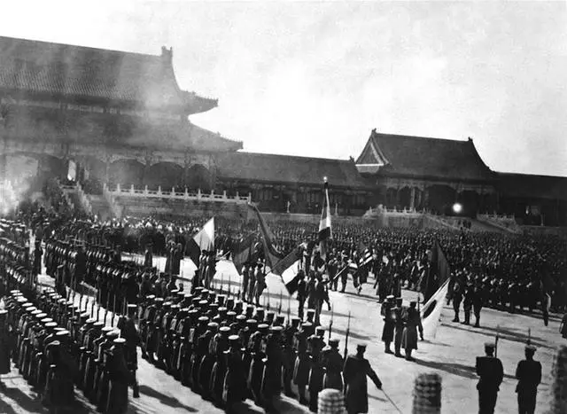 八國聯軍在紫禁城舉行大閱兵 (網上圖片)