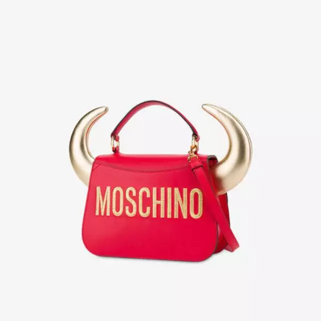 Moschino長角造型的紅包,也被稱為「牛頭包」