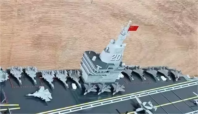 艦島上沒有煙囪,顯示該艦使用核動力。