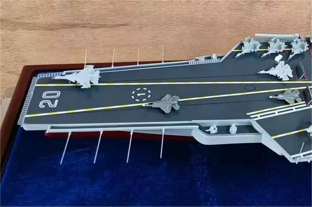 艦首彈射器設計成斜角,甲板上除了殲15還有殲35戰機。