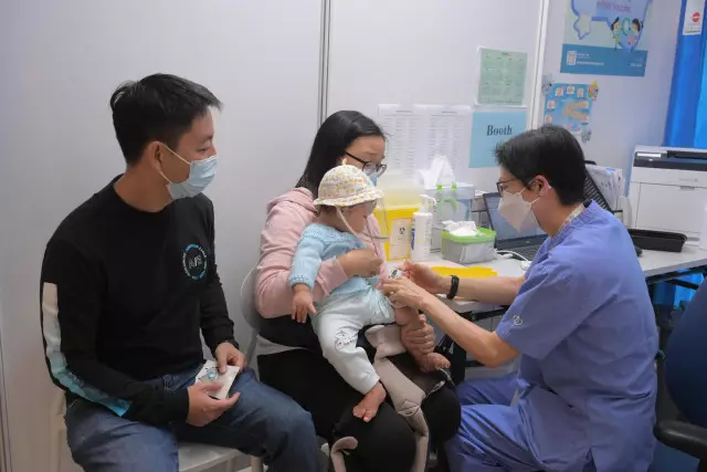 新一批9600劑復必泰疫苗兒童配方抵港，政府籲幼童等盡快接種。資料圖片