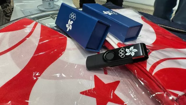 港協暨奧委會提供給體育總會的「工具包」，包括區旗及裝有國歌的USB。資料圖片
