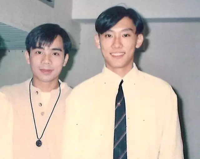Patrick Sir中學時期曾任學校音樂會MC，某年嘉賓是李國祥（左）。